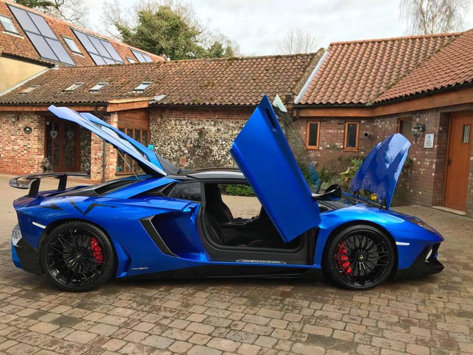 Car Detailing Lamborghini Blue